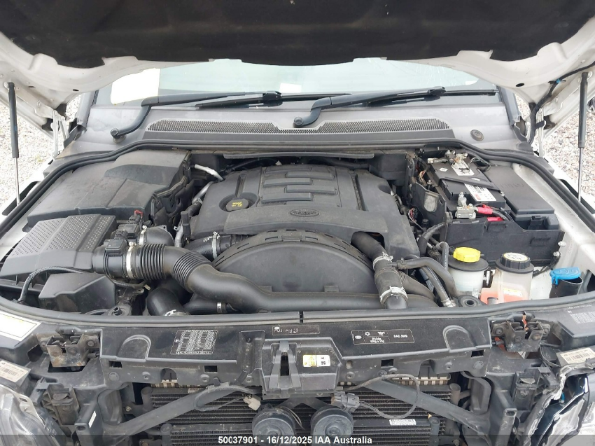 Wrecking 2015 Land Rover Discovery For Used Parts LR1739 - Image 2