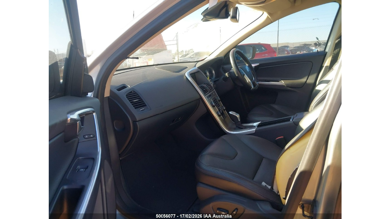 Wrecking 2013 Volvo XC60 2.0 for used parts VO1743 - Image 2