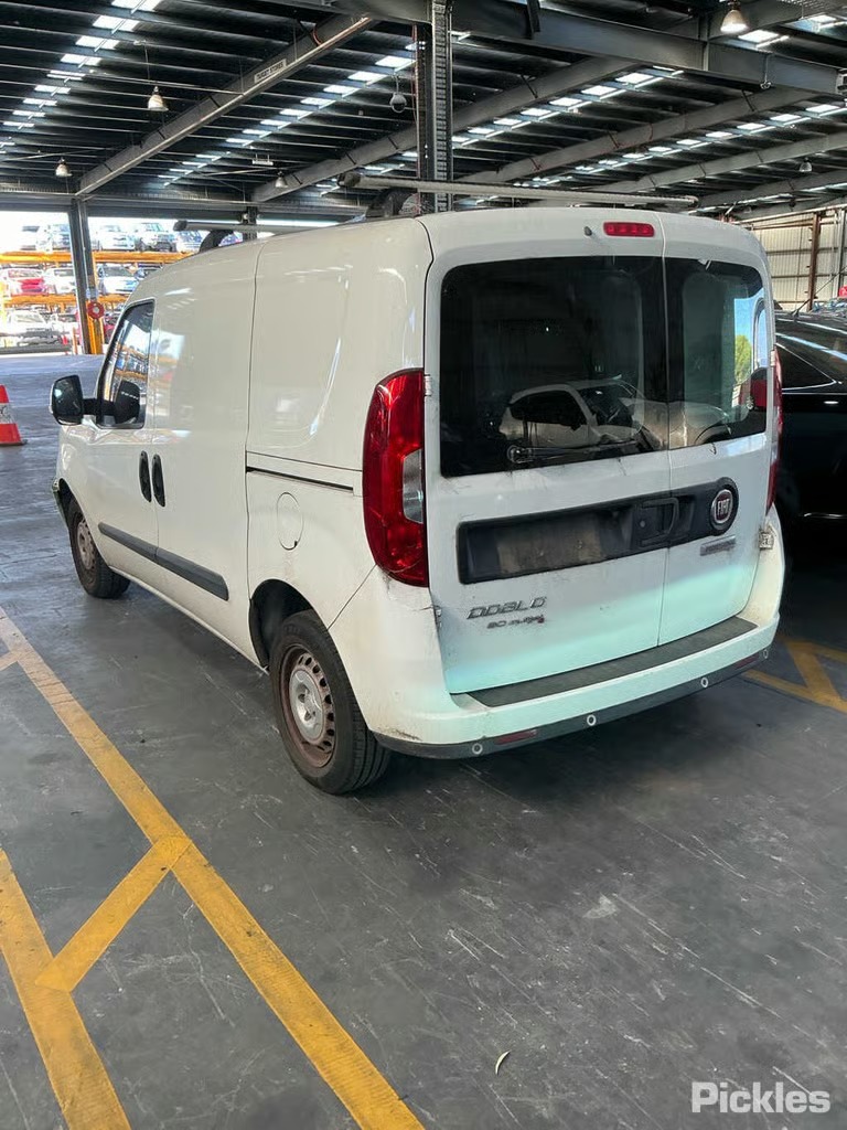 Wrecking 2017 Fiat Doblo for used parts FI1744 - Image 4